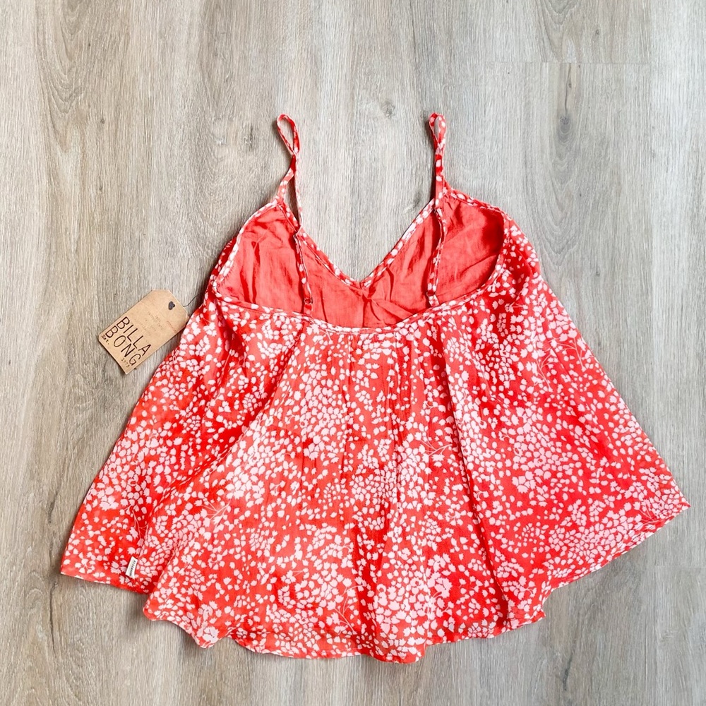 !NWT¡ Billabong tank top/crop top. Red with a white floral design. Medium size.